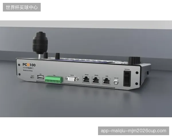 借助多向摄像机和PTZ自动追踪技术，现代场馆实现了360度无死角监控，使得任何异常行为都无处遁形